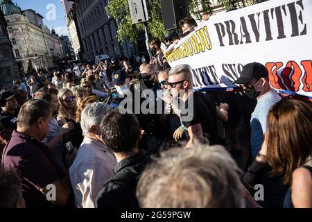 Un gruppo di estrema destra, chiamato Yellow Vest, si scontra con i manifestanti durante una protesta anti-governativa e una celebrazione alternativa della Giornata dello Stato a Lubiana. Mentre la Slovenia ha festeggiato il suo trentesimo compleanno il giorno della nascita dello Stato, il 25 giugno 2021, si è tenuta una protesta di massa contro il governo e una celebrazione alternativa della Giornata della Stato a poche centinaia di metri dalla celebrazione ufficiale del governo del primo ministro Janez Jansa. Ai manifestanti si sono Uniti sindacati operai, artisti, musicisti e anche alcuni leader dell'opposizione. Molti politici di rilievo, tra cui l’ex presidente Danilo Turk, lo hanno fatto Foto Stock