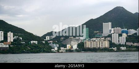 Una vista di Pok fu Lam e della montagna High West dalla baia di Sandy a Hong Kong. Foto Stock