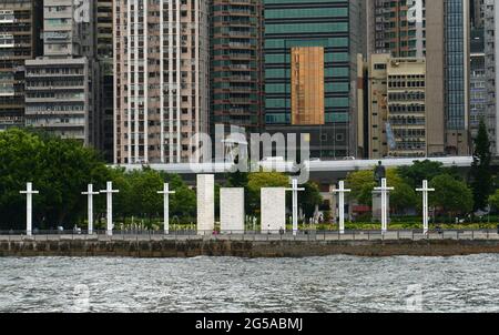 Il Sun Yat Sen Memorial Park visto dal porto Victoria di Hong Kong. Foto Stock