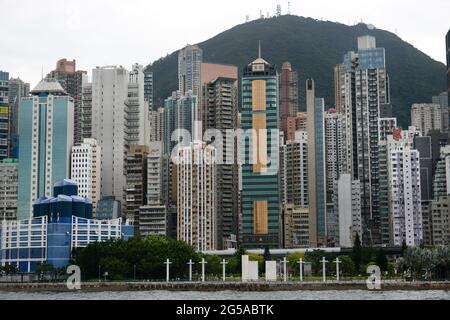 Il Sun Yat Sen Memorial Park visto dal porto Victoria di Hong Kong. Foto Stock