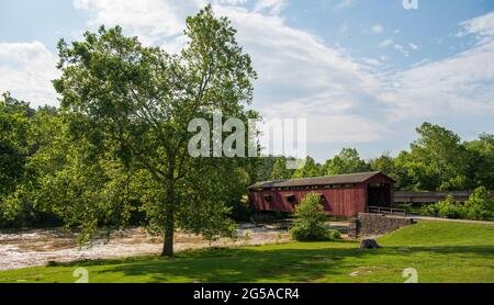 Il Cataract Falls Covered Bridge è un ponte coperto che attraversa Mill Creek nella Lieber state Recreation Area, Owen County, Indiana. Costruito nel 1876 dalla Th Foto Stock