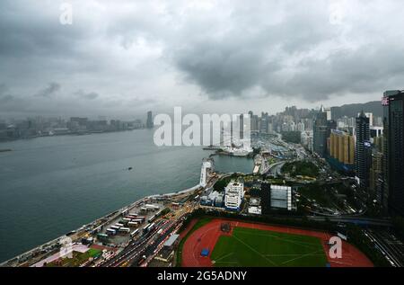 Una vista sul porto di Victoria in una giornata intensa. Foto scattata da WAN Chai guardando verso Causeway Bay e North Point sull'isola di HK e Kowloon. Foto Stock