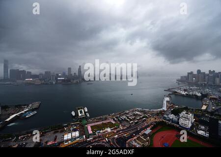 Una vista sul porto di Victoria in una giornata intensa. Foto scattata da WAN Chai guardando verso Causeway Bay e North Point sull'isola di HK e Kowloon. Foto Stock