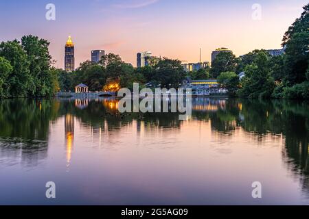 Midtown Atlanta, Georgia, skyline al tramonto dal lago Clara Meer nel parco Piedmont. (STATI UNITI) Foto Stock
