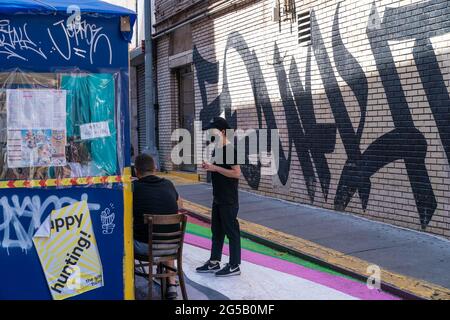 New York, Stati Uniti. 25 Giugno 2021. La storica Doyers Street a Chinatown è ricoperta da un colorato murale intitolato Rice Terraces dell'artista Dasic Fernandez. Il murale copriva l'intera lunghezza della strada ed è stato commissionato dal Dipartimento dei Trasporti come parte del programma "Attivazioni d'Arte dell'asfalto". La strada è completamente chiusa al traffico veicolare da Bowery a Pell St. Tutti i giorni dalle 12 alle 11 (Foto di Lev Radin/Pacific Press) Credit: Pacific Press Media Production Corp./Alamy Live News Foto Stock