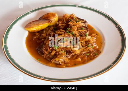 Viennese Zwiebelrostbraten, Sirloin Roast Beef con sugo di cipolla, cipolla fritta croccante e patate arrosto Foto Stock