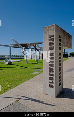 Bluewater Quay sul fiume Pioneer, Mackay, queensland settentrionale, australia con scultura tributo ai pescatori di balene Foto Stock