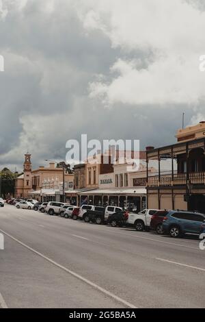 Beechworth, Victoria - 22 dicembre 2020: La storica architettura della corsa all'oro sulla strada principale di Beechworth. Foto Stock