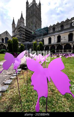 Gloucester, Regno Unito. 26 giugno 2021. Mille farfalle metalliche sono state dedicate in memoria dei cari in una nuova raccolta di fondi per la comunità Longfield, con sede a Minchinhampton, Gloucestershire, progettata dall'artista Gemma Pitman, in esposizione nella cattedrale di Gloucester, fino all'11 luglio. - 25 Giugno 2021 Credit; Andrew Higgins/Thousand Word Media/Alamy Live News Foto Stock