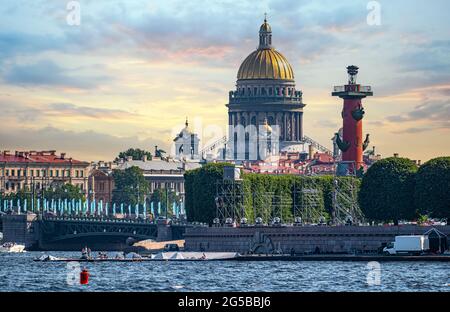 San Pietroburgo, Russia - 25 giugno 2021 : panorama di San Pietroburgo dal fiume Neva. Frammento della costruzione della Cattedrale di Issakievsky con Foto Stock