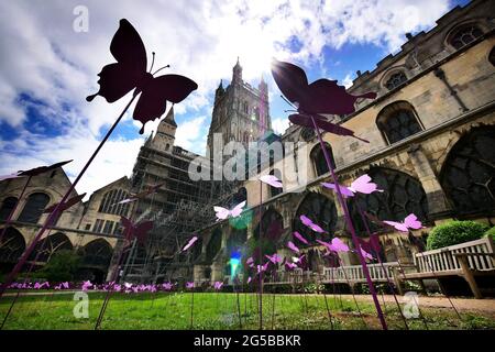 Gloucester, Regno Unito. 26 giugno 2021. Mille farfalle metalliche sono state dedicate in memoria dei cari in una nuova raccolta di fondi per la comunità Longfield, con sede a Minchinhampton, Gloucestershire, progettata dall'artista Gemma Pitman, in esposizione nella cattedrale di Gloucester, fino all'11 luglio. - 25 Giugno 2021 Credit; Andrew Higgins/Thousand Word Media/Alamy Live News Foto Stock