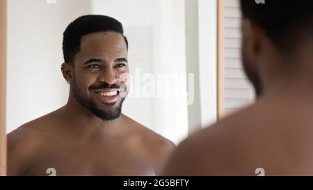 Felice attraente giovane afroamericano con piercing facciale Foto Stock