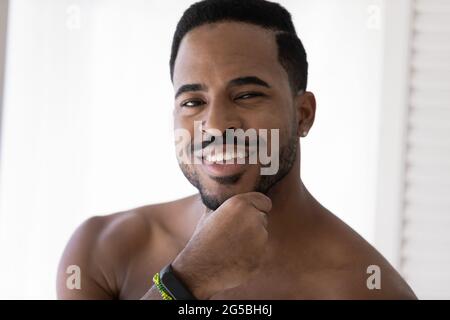 Ritratto di bell'uomo afro-americano con barba elegante Foto Stock