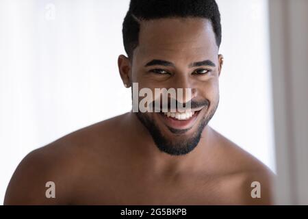 Primo piano ritratto di attraente ragazzo afro-americano Foto Stock