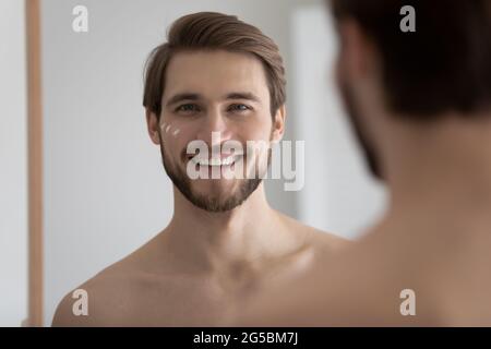 Ritratto di felice giovane bearded attraente uomo metrosexual Foto Stock