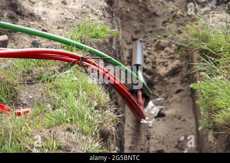 Tubi di plastica per poter posare in fibra di vetro per internet veloce sotterraneo in Olanda Foto Stock