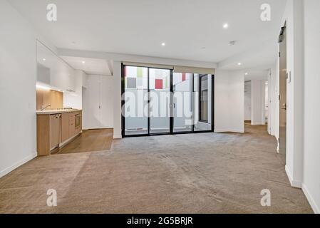 Cucina con mobili bianchi e in legno Foto Stock