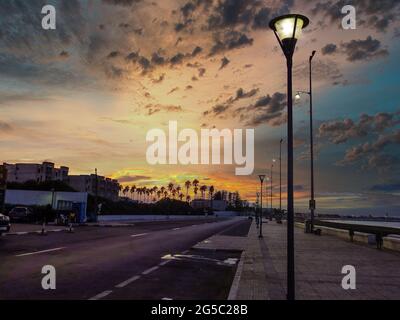 Atardecer en la playa en Agadir, Marruecos Foto Stock