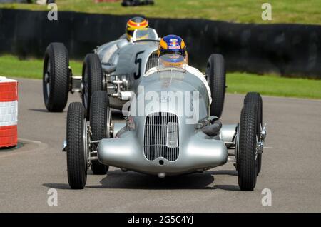 Mercedes Benz W25 classica vettura da corsa Grand Prix che partecipa all'evento Silver Arrows alla Goodwood Revival 2012 delle auto da corsa storiche degli anni '30 Foto Stock