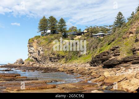 Case sul lungomare di Avalon Beach a Sydney con vista sull'oceano, ma anche a rischio di collasso a causa dell'erosione del promontorio costiero, Australia Foto Stock