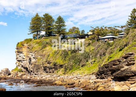 Case sul lungomare di Avalon Beach a Sydney con vista sull'oceano, ma anche a rischio di collasso a causa dell'erosione del promontorio costiero, Australia Foto Stock