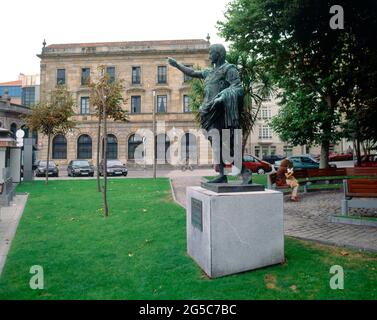MONUMENTO A OTTAVIO AUGUSTO - PARTE POSTERIORE DEL AYUNTAMIENTO. Posizione: ESTERNO. Gijón. ASTURIE. SPAGNA. CESAR AUGUSTO OCTAVIO. Foto Stock