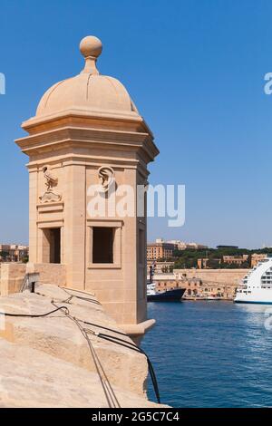 Antica torre di avvistamento la Guardiola, Giardini Safe Haven, L-Isla, Malta Foto Stock