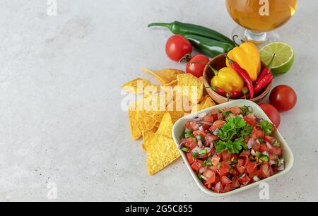 Pico de gallo o salsa fresca, a base di pomodoro, cipolla, pepe di serrano, succo di lime, coriandolo, e sale. Foto Stock