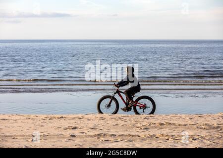 Stegna, Polonia - 4 settembre 2020: Giro in bicicletta lungo la spiaggia di Stegna. Uno stile di vita attivo e sano. Foto Stock