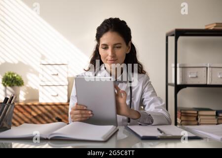 Una donna caucasica parla di videochiamata su tablet Foto Stock