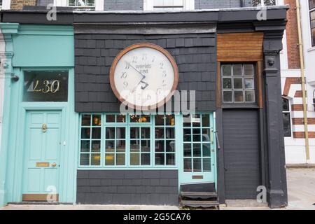 L'esterno del negozio Vivienne Westwood's World's End Shop e il quadrante posteriore dell'orologio, 430 King's Road, Chelsea, Londra, Inghilterra, REGNO UNITO Foto Stock