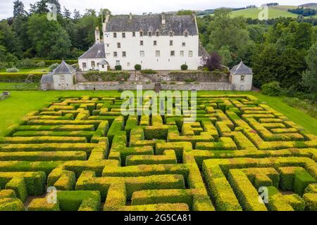 Vista aerea del labirinto presso la Traquair House ai confini scozzesi, la più antica casa abitata della Scozia. Scozia, Regno Unito Foto Stock