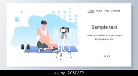 male fitness trainer registrare video blog utilizzando la fotocamera su treppiede live streaming blogging concetto di allenamento Illustrazione Vettoriale