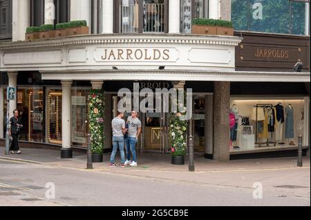 Ingresso indipendente al negozio Jarrolds in London Street con due uomini in piedi che parlano Foto Stock