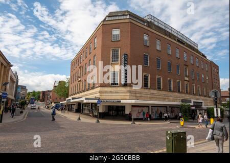 Debenhams grande edificio ad angolo nel centro della città di Norwich ora chiuso Foto Stock