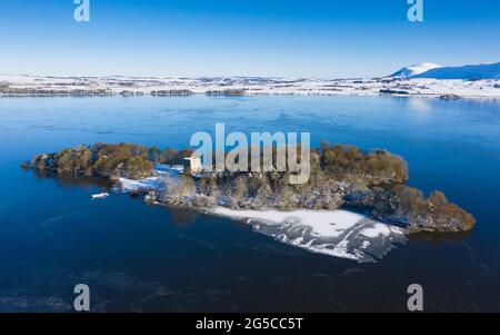 Vista aerea di un castello di Lochleven innevato situato su un piccolo lago sul Loch Leven, Kinross-shire. Foto Stock