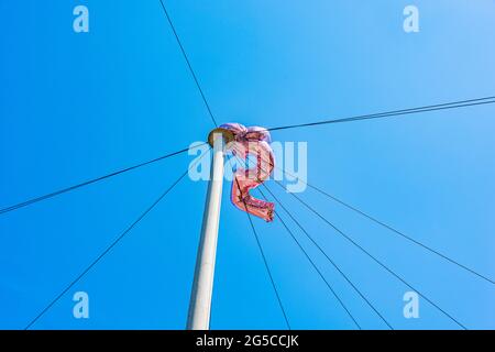 I palloncini della celebrazione del compleanno sono rimasti in un palo del telegrafo. Si prega di credito: Phillip Roberts Foto Stock