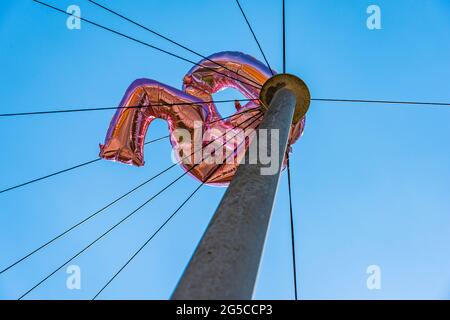 I palloncini della celebrazione del compleanno sono rimasti in un palo del telegrafo. Si prega di credito: Phillip Roberts Foto Stock