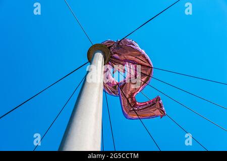 I palloncini della celebrazione del compleanno sono rimasti in un palo del telegrafo. Si prega di credito: Phillip Roberts Foto Stock