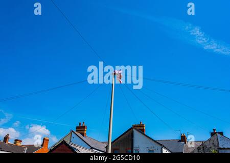 I palloncini della celebrazione del compleanno sono rimasti in un palo del telegrafo. Si prega di credito: Phillip Roberts Foto Stock