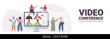 mixa le persone in gara che chattano durante la videochiamata con gli amici nella conferenza online su schermo monitor Illustrazione Vettoriale