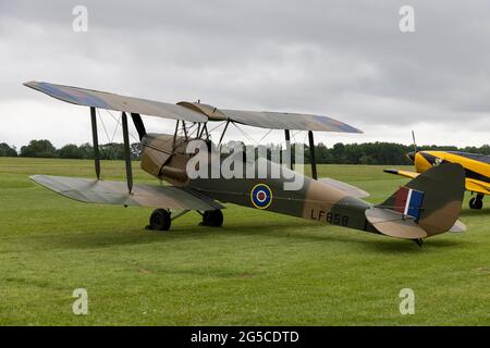 De Havilland DH-82B Queen Bee (G-BLUZ) in esposizione statica presso l'Old Waren Aerodrome il 19 giugno 2021 Foto Stock