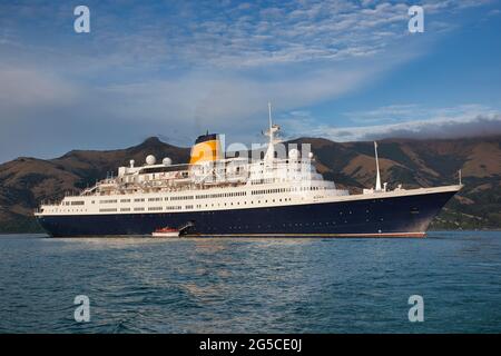 Nave da crociera ormeggiata al largo della costa orientale di South Island, Nuova Zelanda Foto Stock