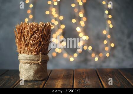 Spighe di grano su tavolo di legno vecchio. Concetto di Natale Foto Stock