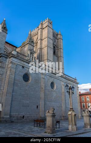 Ávila / Spagna - 05 12 2021: Maestosa vista sull'austero edificio romanico-gotico con facciata laterale presso la Cattedrale del Salvatore, la cattedrale di Ávila Foto Stock