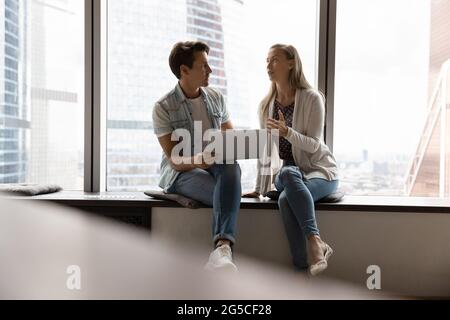 Due colleghi motivati che lavorano al computer. Foto Stock