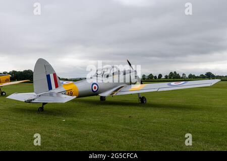 WB549, il primo de Havilland Canada DHC1 Chipmunk TMk10 su schermo statico Shuttleworth Scurry di Chipmunk 75 ° anniversario di spettacolo aereo il 19/6/21 Foto Stock