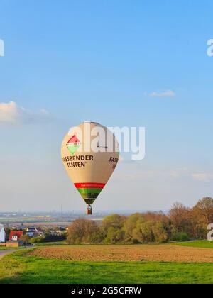Mongolfiera di fronte al cielo blu Foto Stock