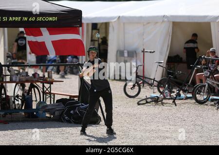 Un atleta si rilassa tra una gara e l'altra durante la Coppa del mondo UCI BMX Supercross Round 1 alla BMX Olympic Arena, che si terrà l'8 maggio 2021 a Verona Foto Stock