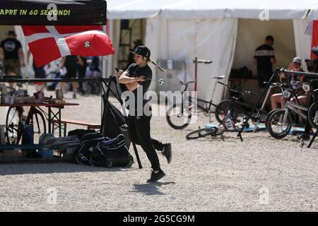 Un atleta si rilassa tra una gara e l'altra durante la Coppa del mondo UCI BMX Supercross Round 1 alla BMX Olympic Arena, che si terrà l'8 maggio 2021 a Verona Foto Stock